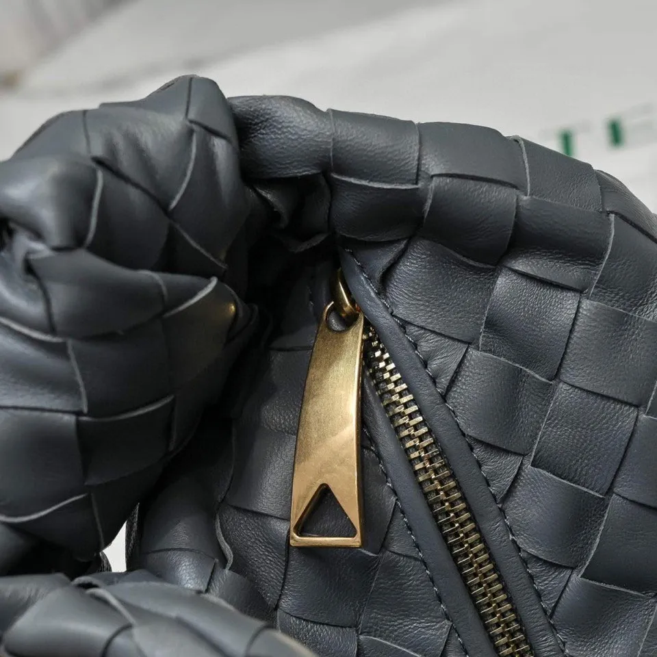 Batch 1120 BV Bottega Veneta's new early spring women's MINI JODIE handbag BV bag 🔥The new method is based on the original rounded corners, knotted with classic woven leather round hobo bag, The most iconic triangular pull-out design, using sheepskin draped soft shape, is super suitable for concave shapes~ Jodie feels really gentle to people, and is definitely the best item for daily matching. It has the same weave, new elements and twists, is compact and versatile, and is the new favorite of street style Internet celebrities! Dimensions: 23x28x8 Model: 6699-1